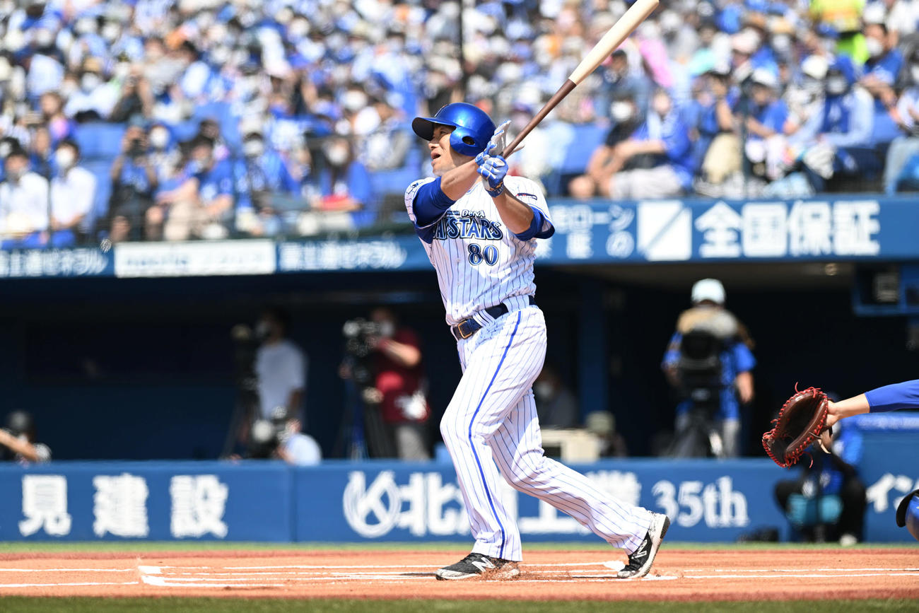 DeNA対楽天　試合前イベントの1打席対決で青山氏の投球を左前打にするDeNA相川バッテリーコーチ（撮影・滝沢徹郎）