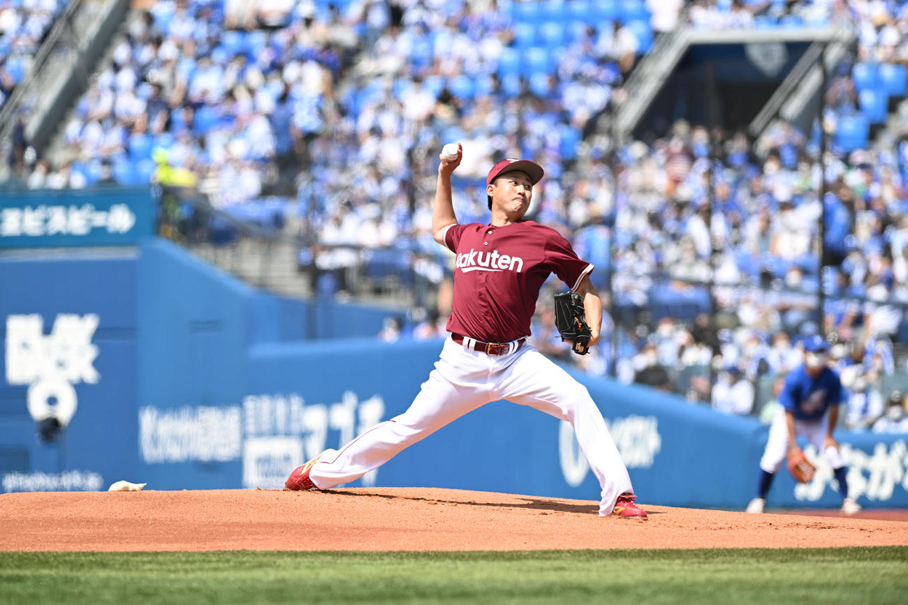 DeNA対楽天　試合前イベントで1打席対決するDeNA相川バッテリーコーチに投球する青山氏（撮影・滝沢徹郎）