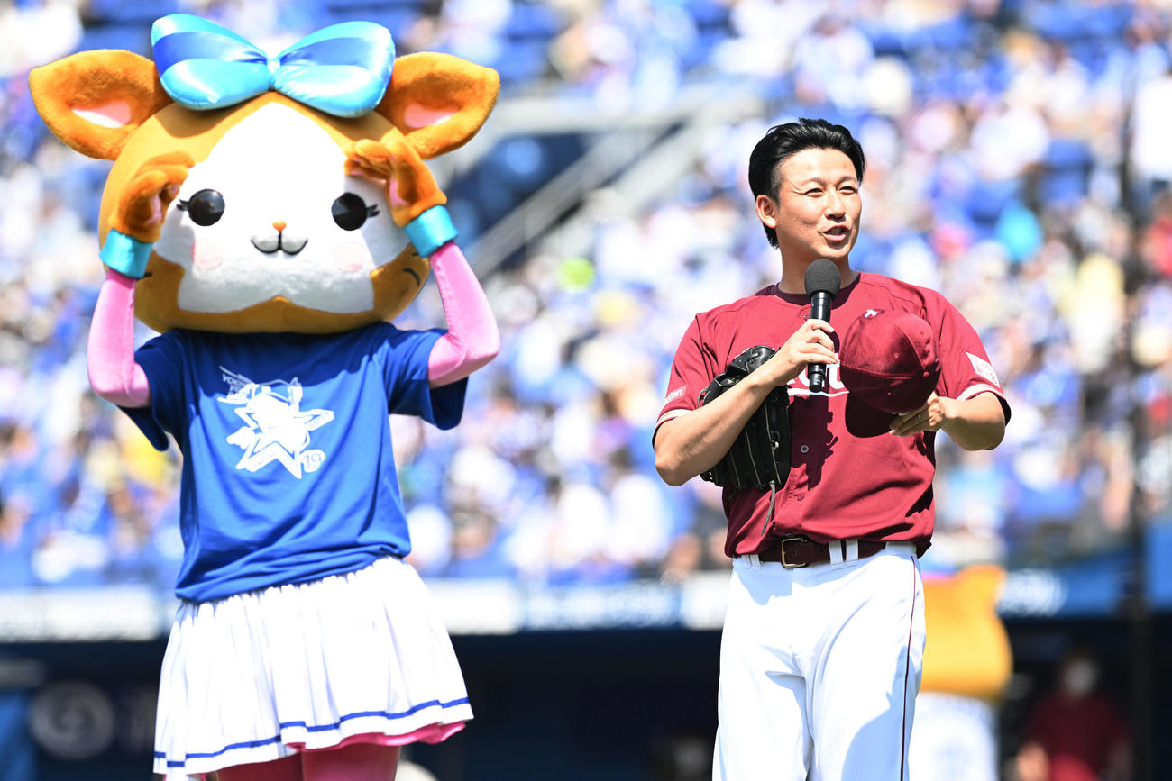 DeNA対楽天　試合前にDeNA相川バッテリーコーチとの1打席対決に臨む青山氏（撮影・滝沢徹郎）