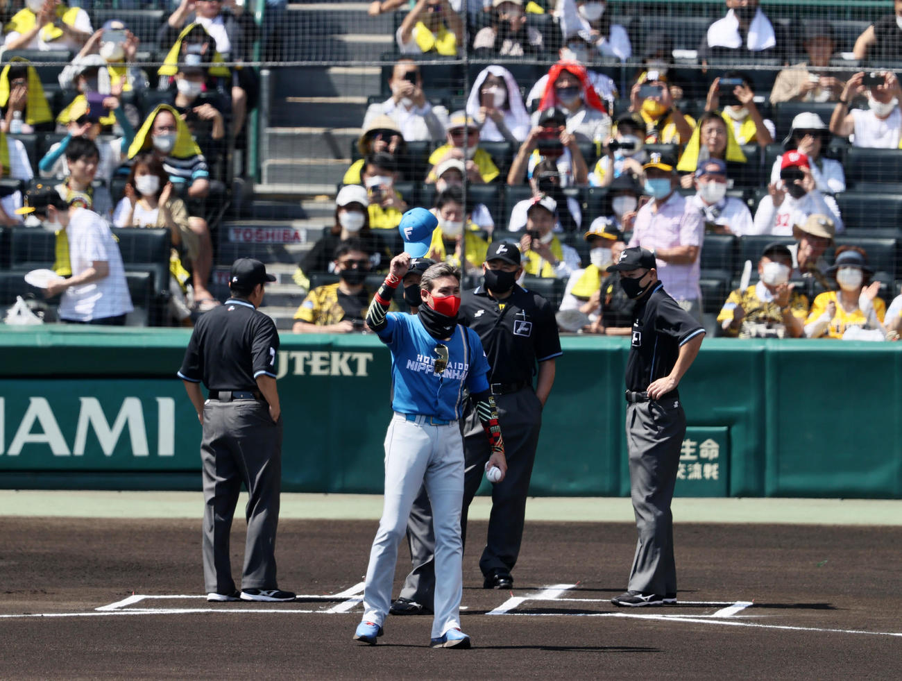 阪神対日本ハム　メンバー表交換を終えスタンドに一礼する新庄監督（撮影・加藤哉）
