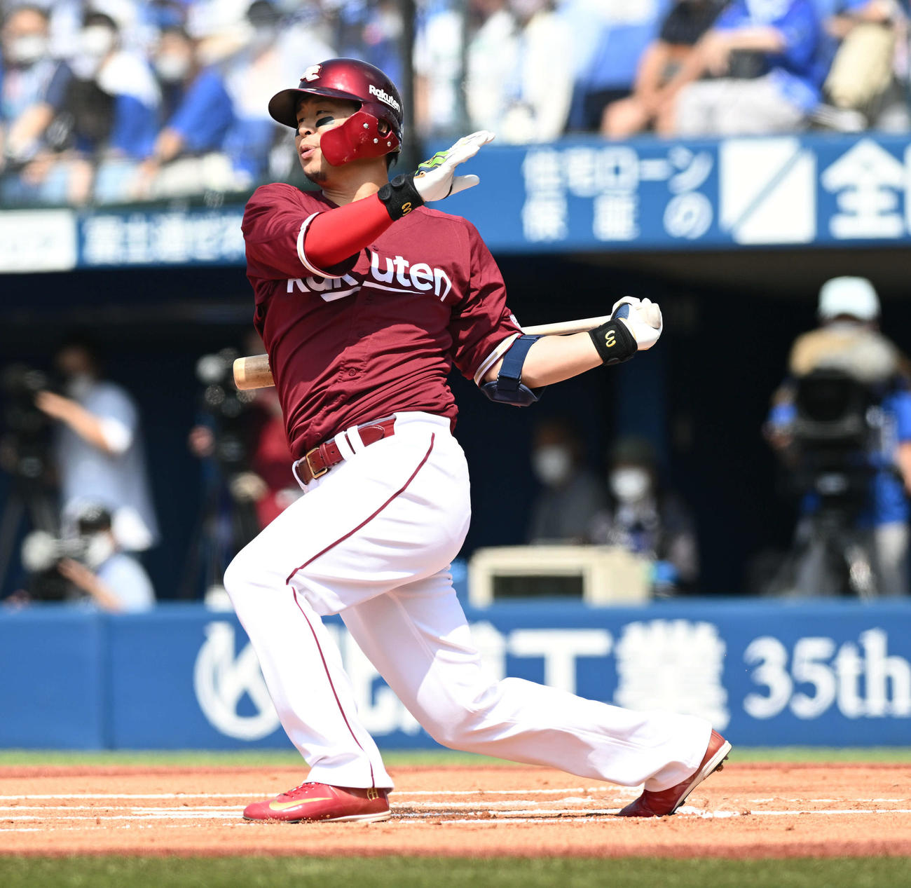 DeNA対楽天　1回表DeNA1死二塁、浅村は左前適時打を放つ（撮影・滝沢徹郎）