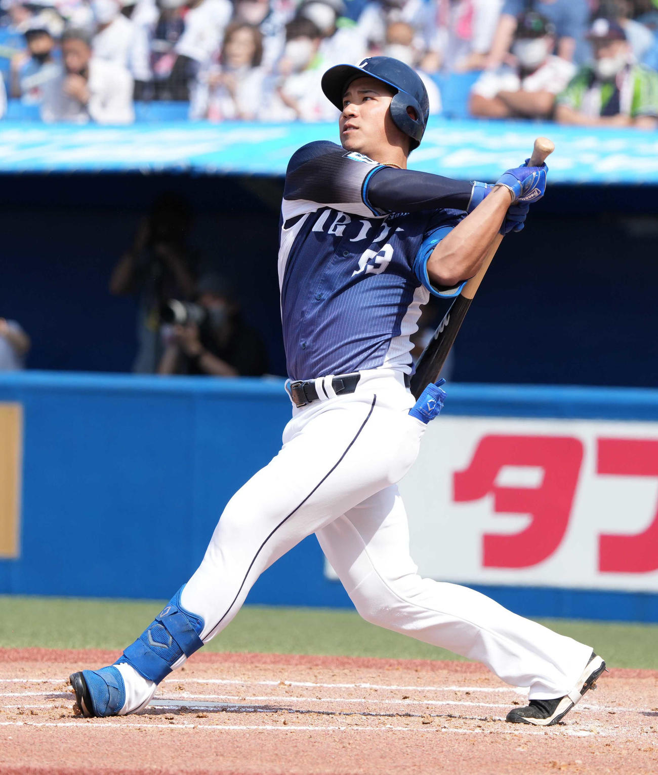 ヤクルト対西武　2回表西武2死、愛斗は左越えに先制ソロ本塁打を放つ（撮影・小沢裕）