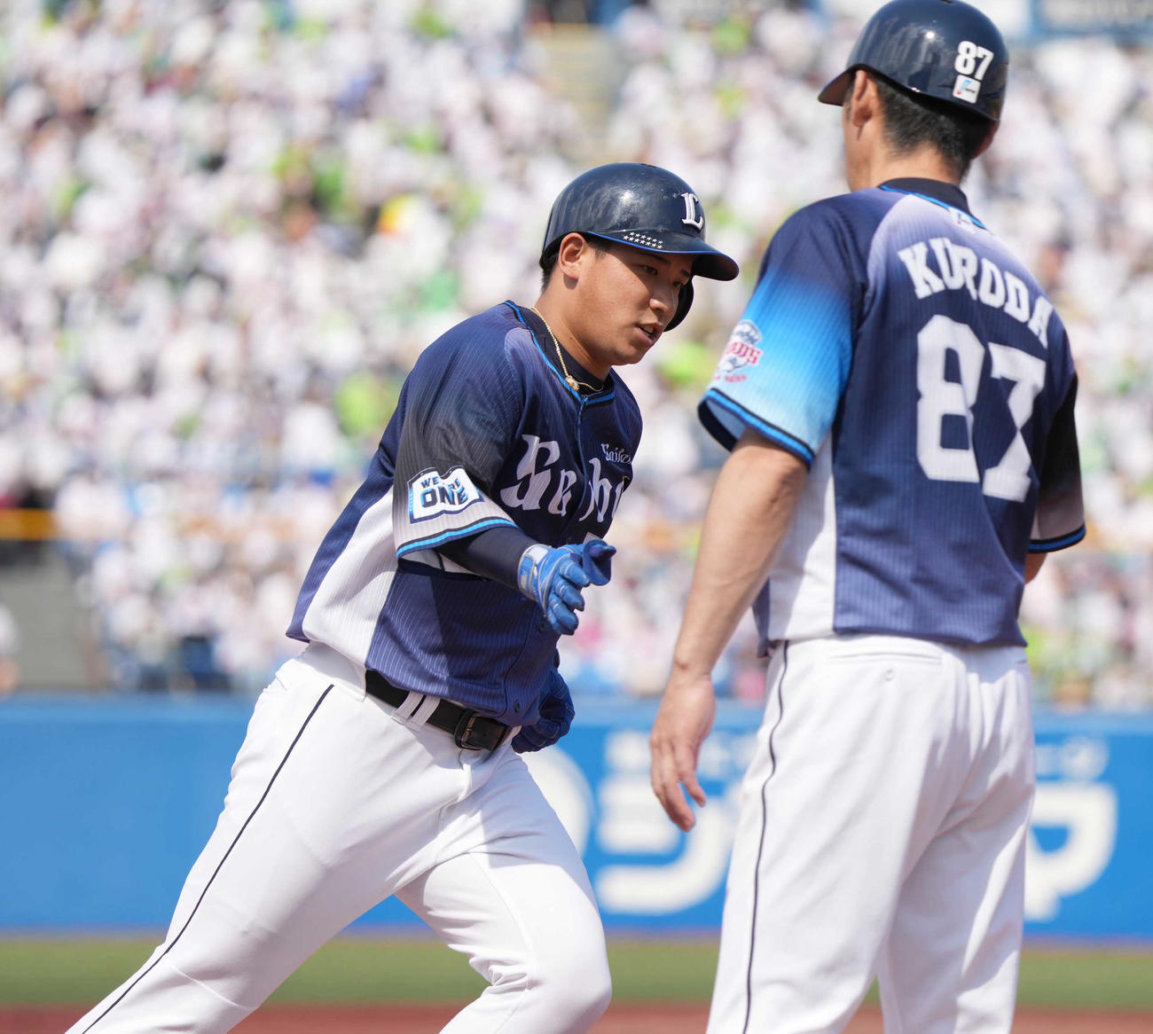 ヤクルト対西武　2回表西武2死、愛斗（左）は左越えに先制ソロ本塁打を放ち黒田三塁コーチの祝福を受ける（撮影・小沢裕）