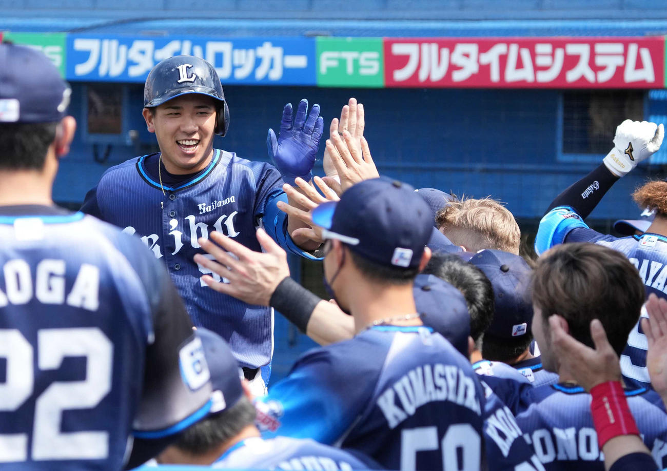 ヤクルト対西武　2回表西武2死、愛斗（左）は左越えに先制ソロ本塁打を放ちベンチのナインの祝福を受ける（撮影・小沢裕）