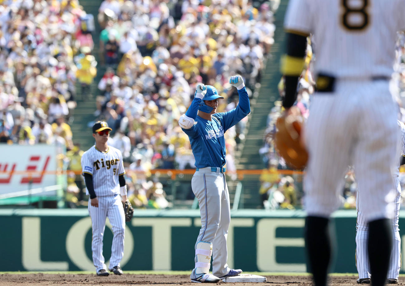 阪神対日本ハム　4回表日本ハム1死、清宮幸太郎は右へ二塁打を放ち二塁でガッツポーズする（撮影・上山淳一）