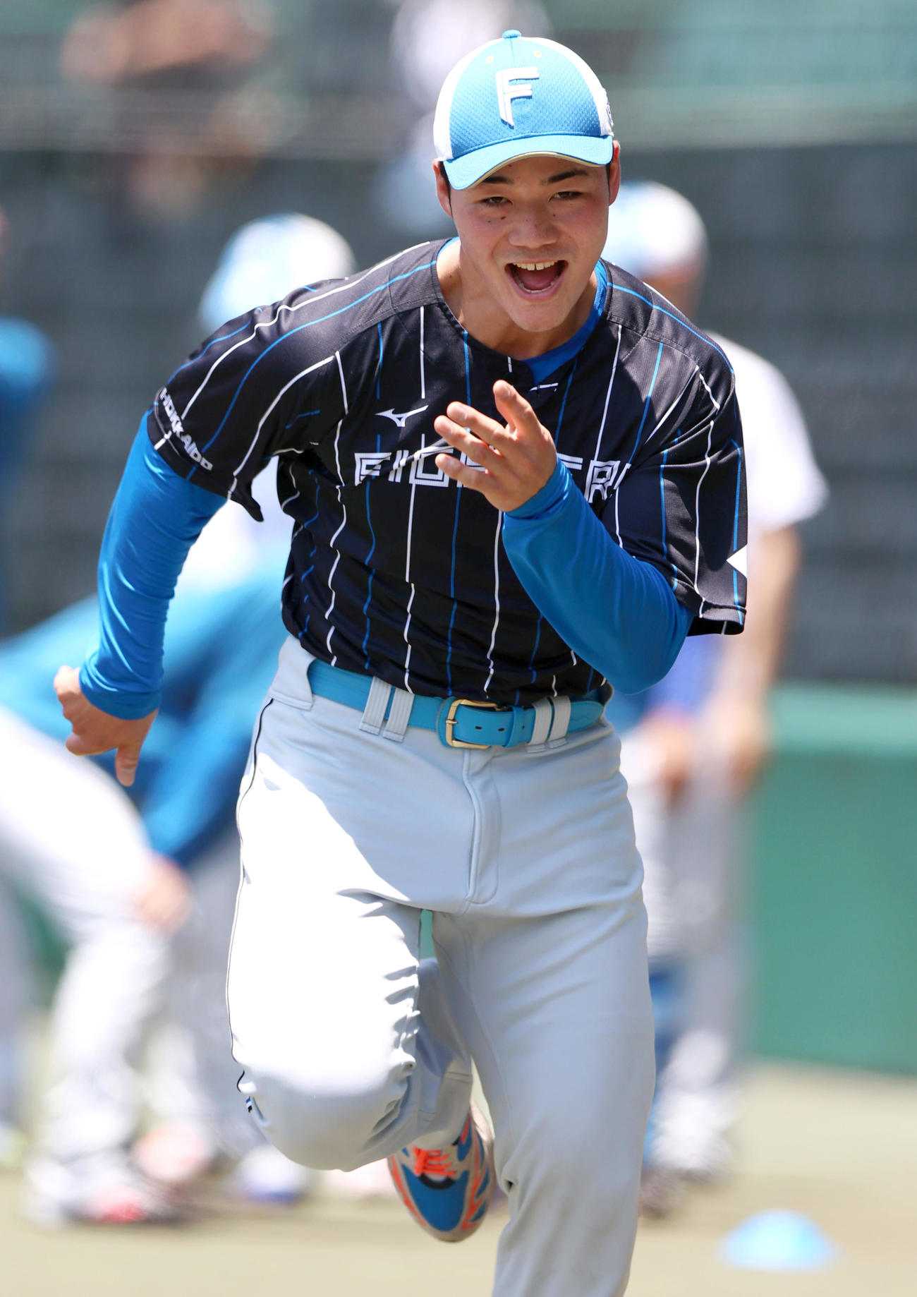 阪神対日本ハム　試合前、リラックスした表情でダッシュする日本ハム清宮（撮影・上山淳一）