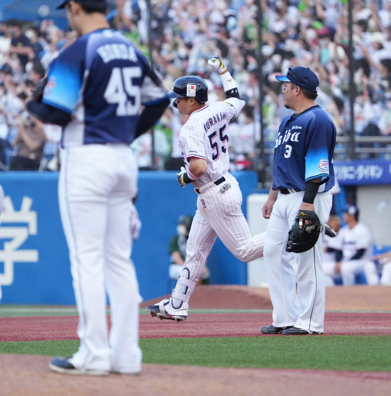 ヤクルト対西武　6回裏ヤクルト1死三塁、村上は西武2番手で登板した本田（左）から中越えに逆転2点本塁打を放ちガッツポーズ。右は山川（撮影・小沢裕）