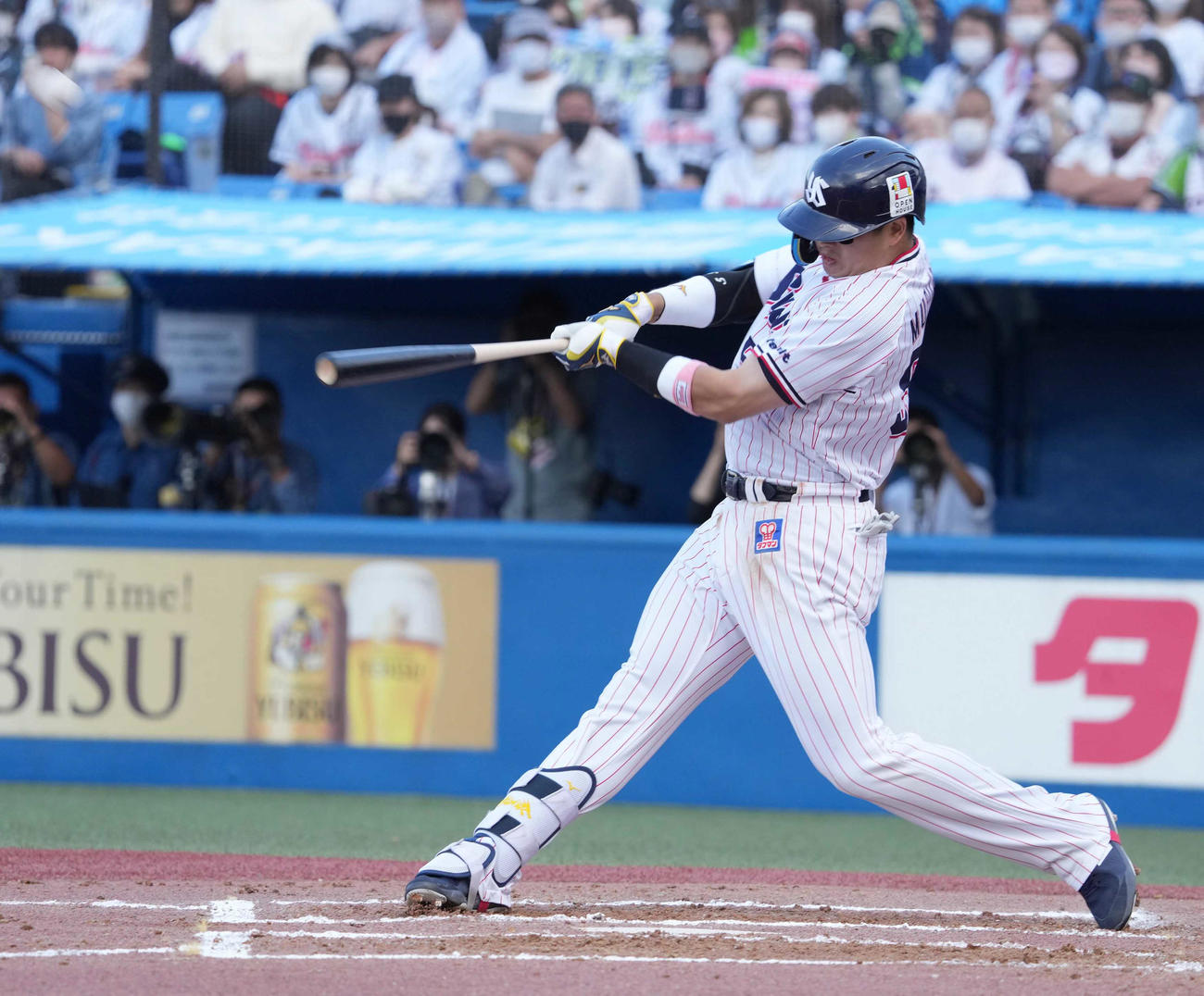 ヤクルト対西武　6回裏ヤクルト1死三塁、村上は中越えに逆転2点本塁打を放つ（撮影・小沢裕）