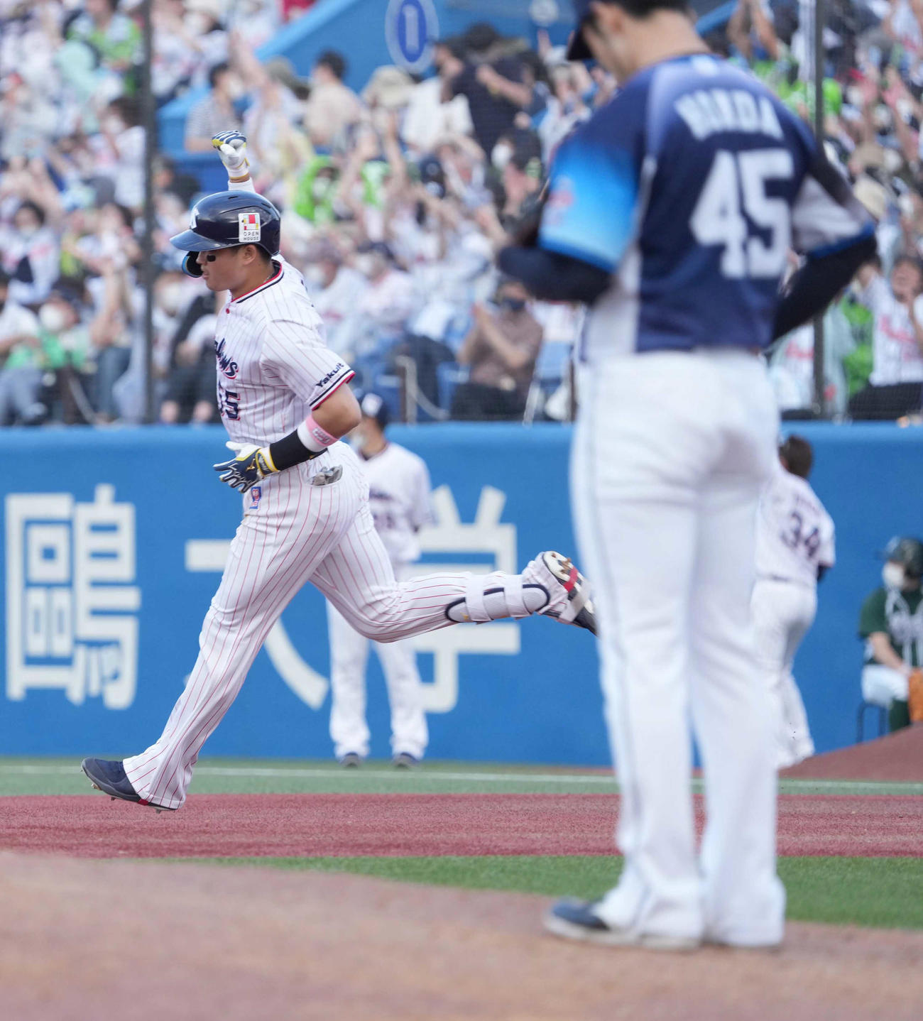 ヤクルト対西武　6回裏ヤクルト1死三塁、村上は西武2番手で登板した本田（右）から中越えに逆転2点本塁打を放ちガッツポーズ（撮影・小沢裕）