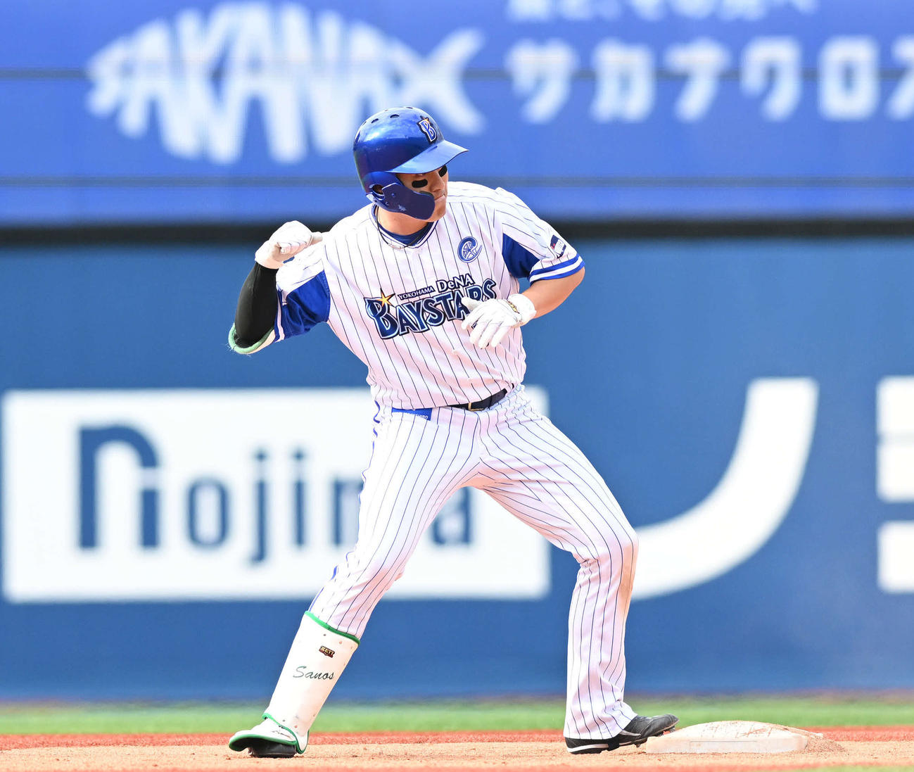 7回裏DeNA無死二塁、適時二塁打を放った佐野はベンチに向かってポーズを決める（撮影・滝沢徹郎）