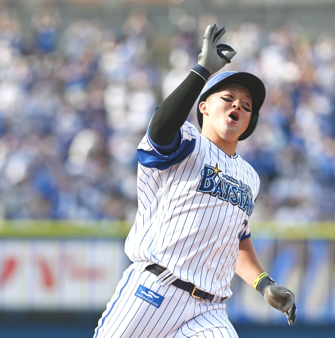 7回裏DeNA1死一、三塁、3点本塁打を放った牧は三塁を回りポーズを決める（撮影・滝沢徹郎）