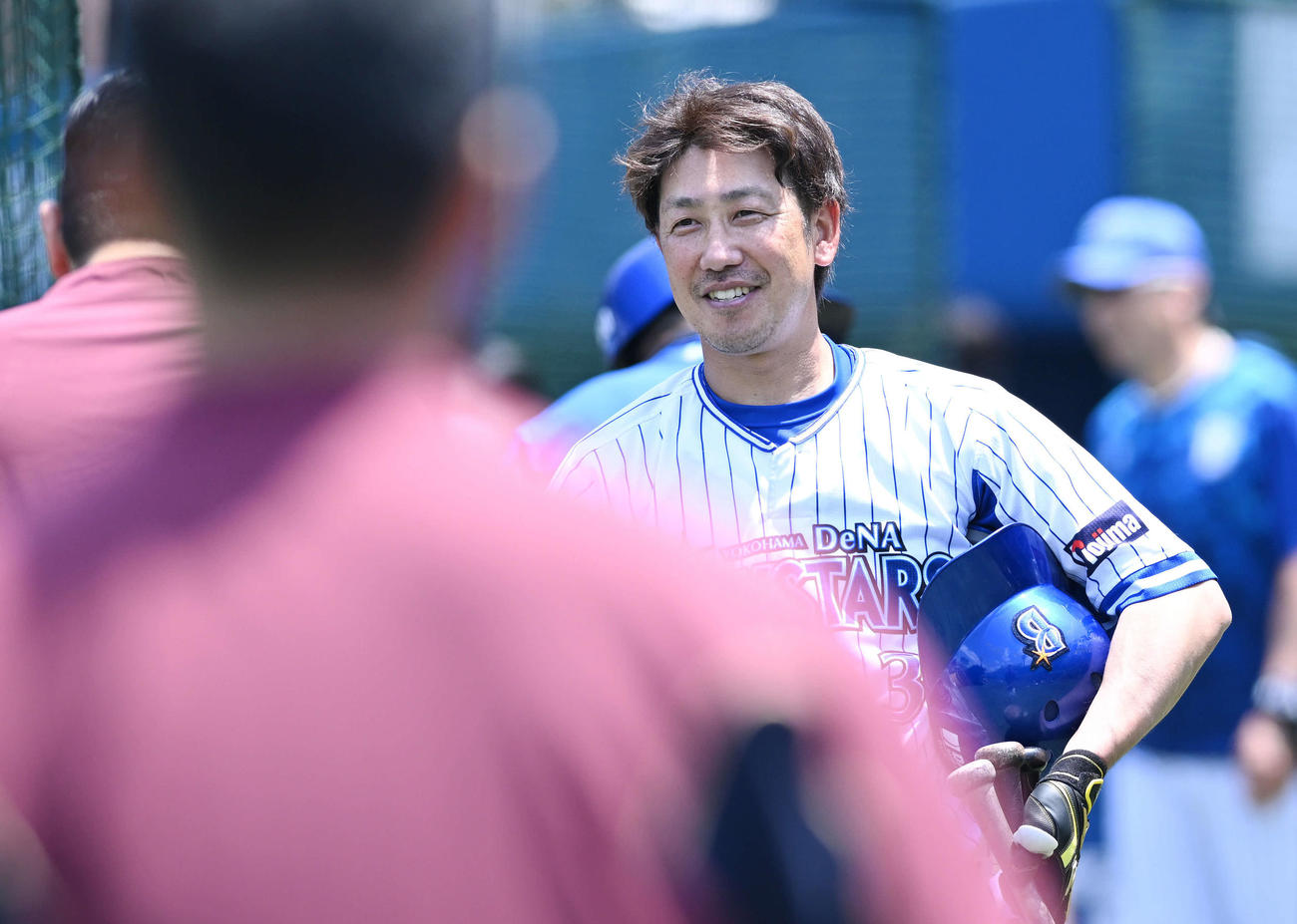 DeNA対楽天　試合前練習で楽天の選手と話すDeNA藤田（撮影・滝沢徹郎）