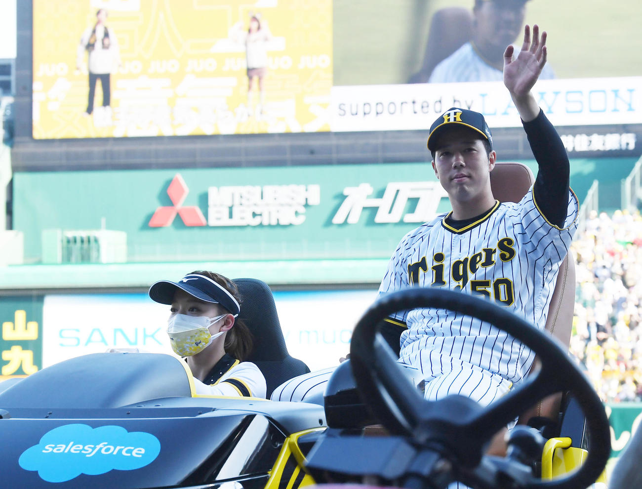 阪神対日本ハム　ファンの祝福に応える青柳（撮影・前岡正明）