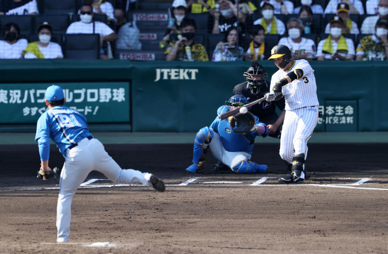 阪神対日本ハム　6回裏阪神無死、大山は左線に二塁打を放つ。投手は古川（撮影・加藤哉）