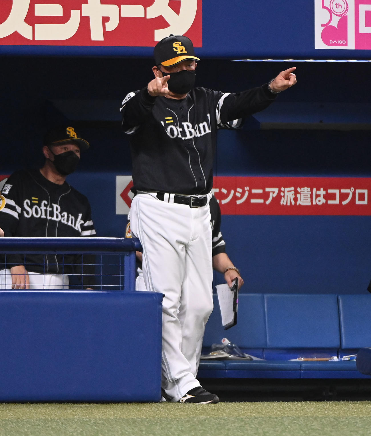 中日対ソフトバンク　6回裏中日1死、岡林勇希の一塁判定にリクエストする藤本博史監督（撮影・森本幸一）