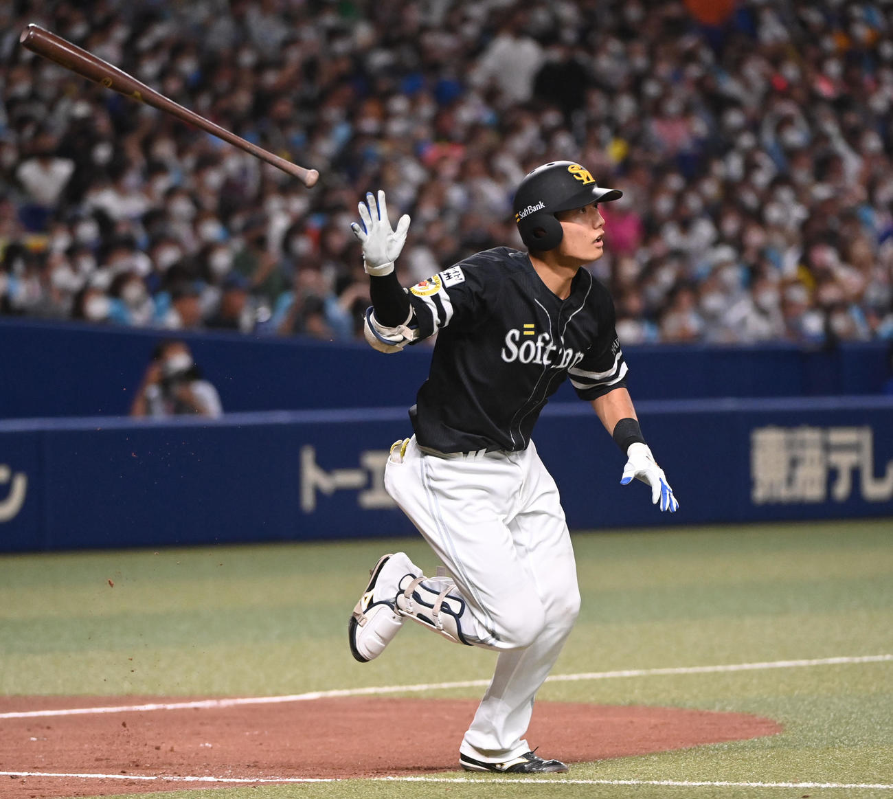 中日対ソフトバンク　5回表ソフトバンク無死三塁、右越え適時二塁打を放つ渡辺陸（撮影・森本幸一）