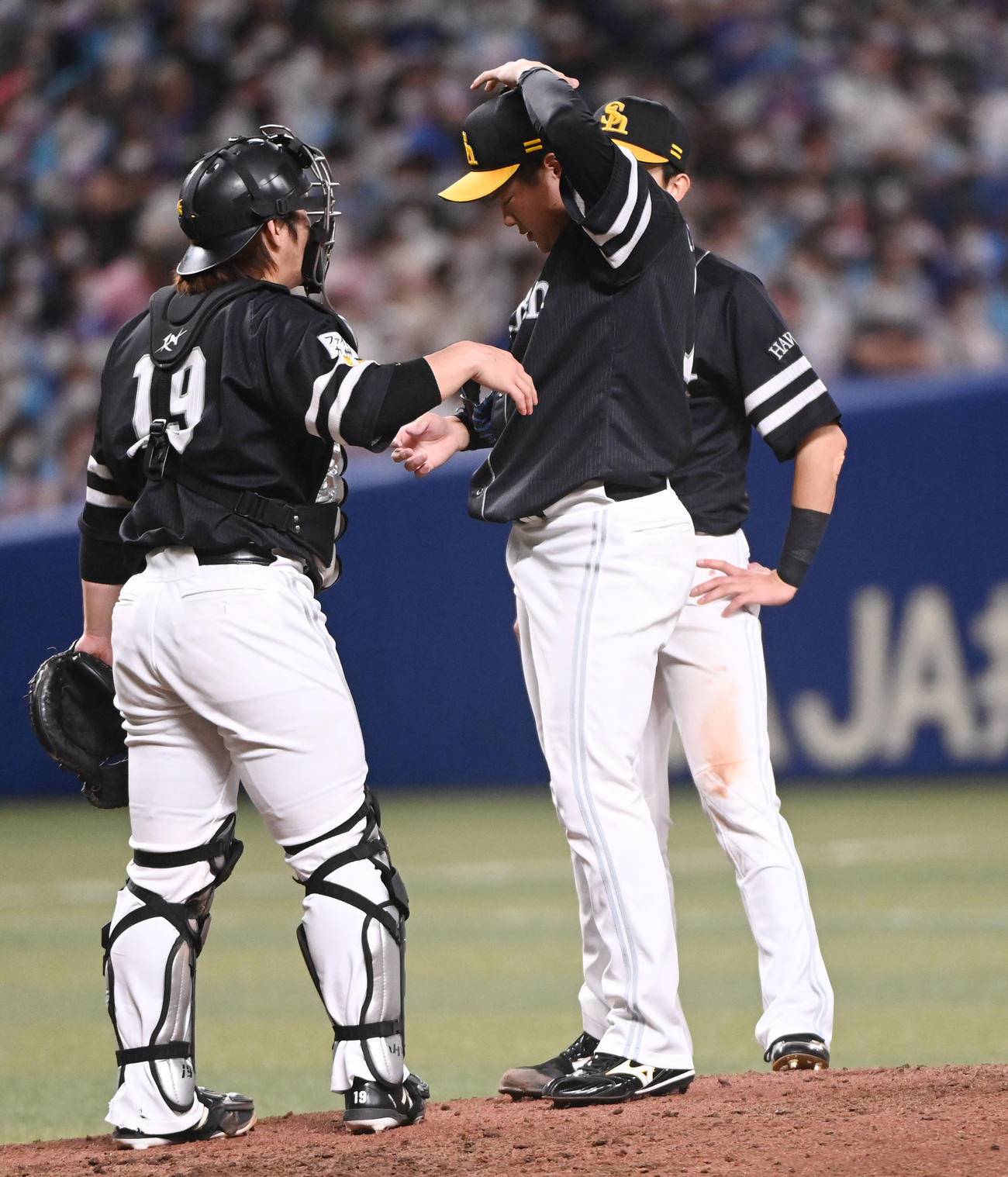 中日対ソフトバンク　7回裏中日2死一、三塁、マウンドを降りる津森（中央）（撮影・森本幸一）