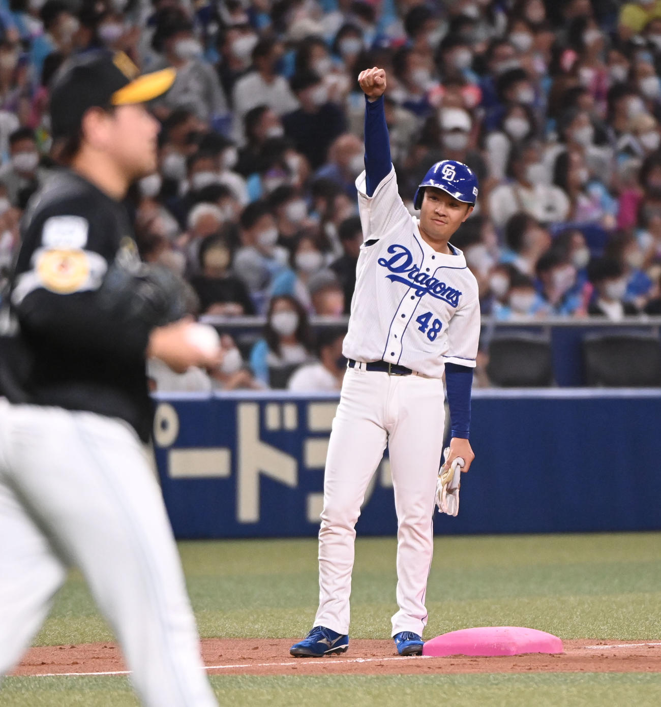 中日対ソフトバンク　7回裏中日2死一、二塁、右2点適時三塁打を放ち塁上でガッツポーズをする溝脇（撮影・森本幸一）