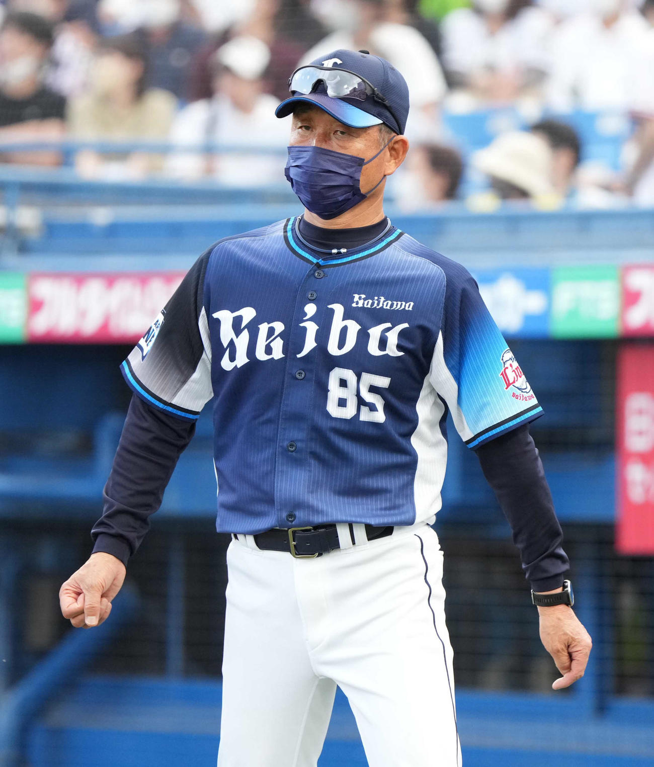 ヤクルト対西武　選手交代を告げる西武辻監督（撮影・小沢裕）