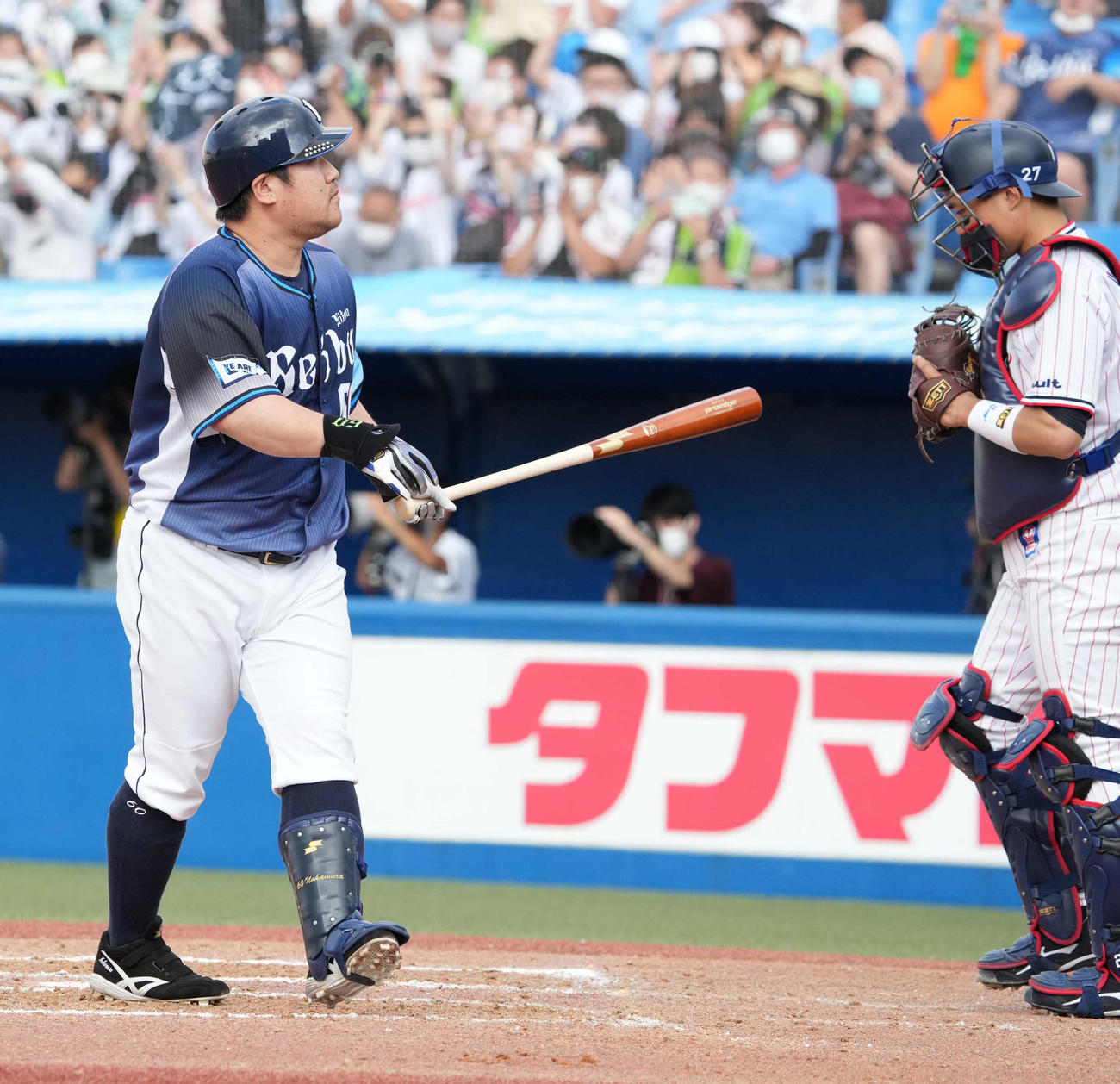 ヤクルト対西武　9回表西武2死一、三塁、代打中村（左）は空振り三振に倒れる（撮影・小沢裕）