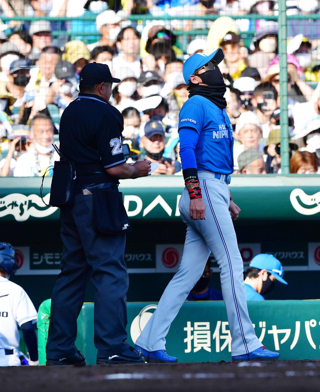 阪神対日本ハム　7回、交代を告げた新庄監督（撮影・前岡正明）