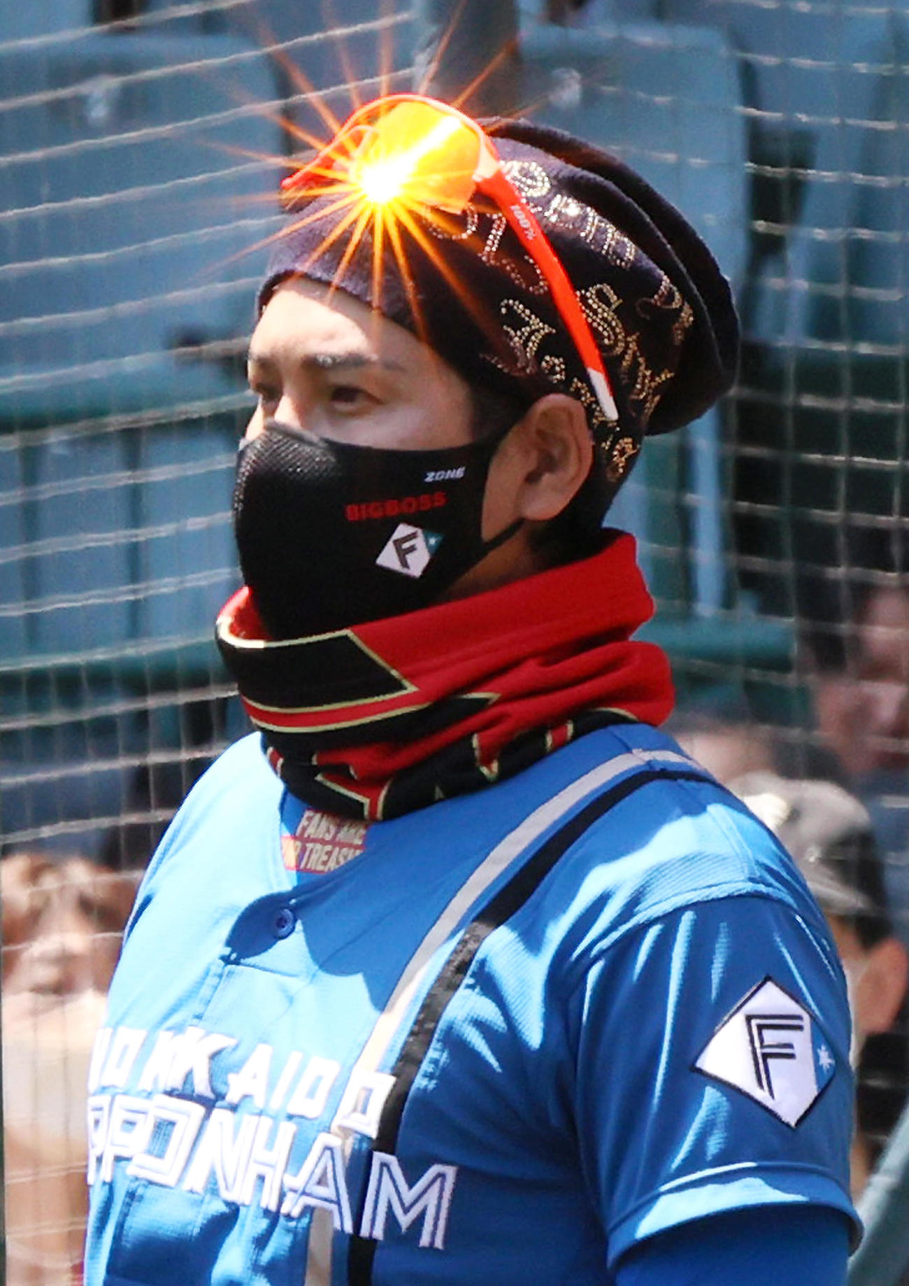 阪神対日本ハム　試合前、打撃練習を見る日本ハム新庄監督（撮影・上山淳一）