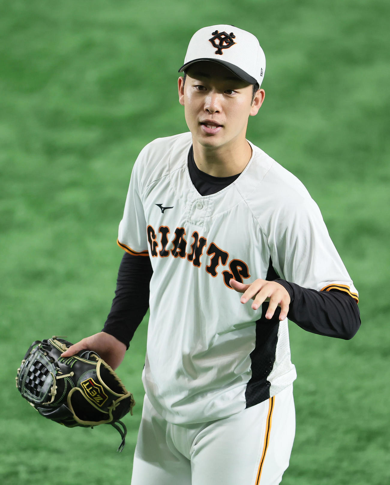 調整する巨人山崎伊（撮影・足立雅史）