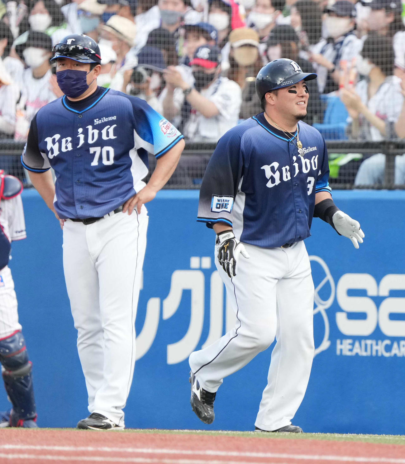ヤクルト対西武　8回表西武無死、山川（右）は遊ゴロに倒れベンチへ引き揚げる（撮影・小沢裕）