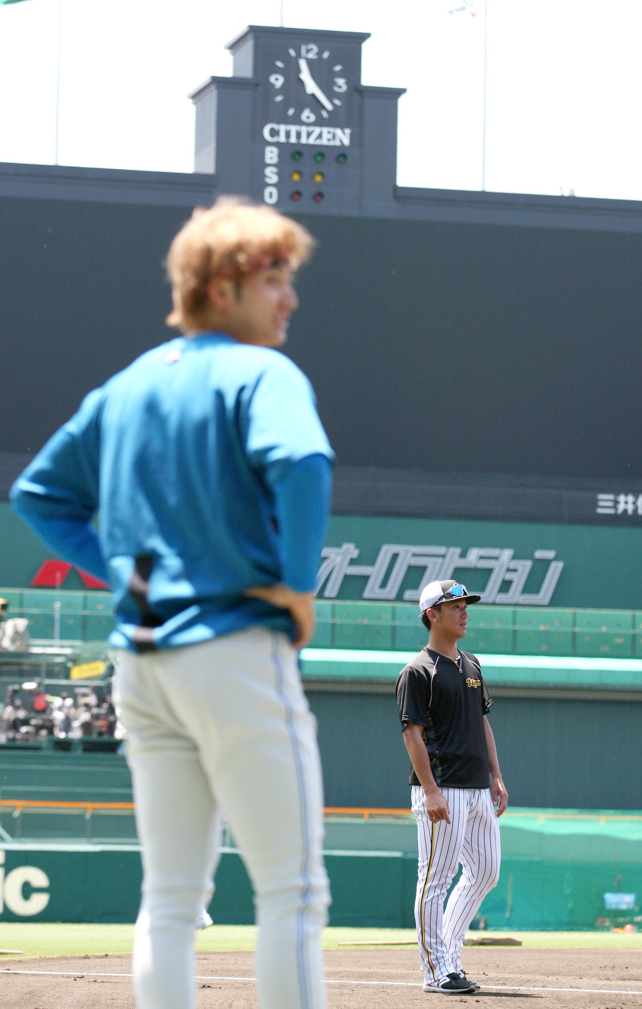 阪神対日本ハム　試合前、日本ハム浅間（手前）と話す阪神伊藤将（撮影・上山淳一）