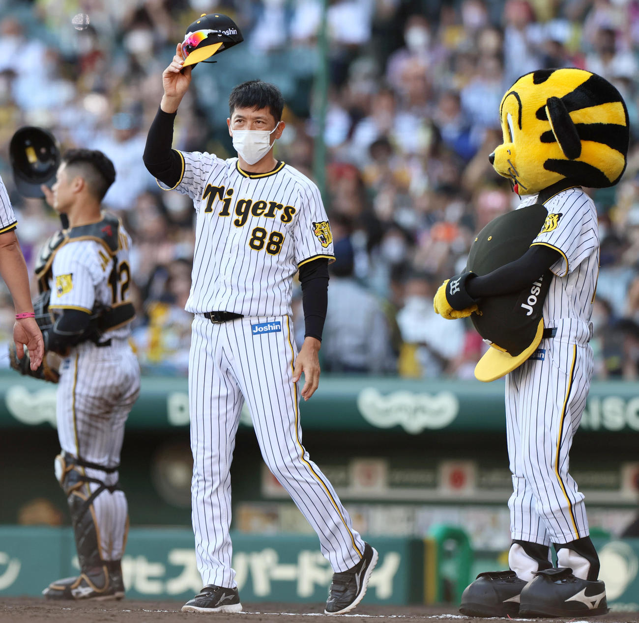 阪神対日本ハム　阪神矢野監督は日本ハムに勝利しスタンドにあいさつする（撮影・上山淳一）