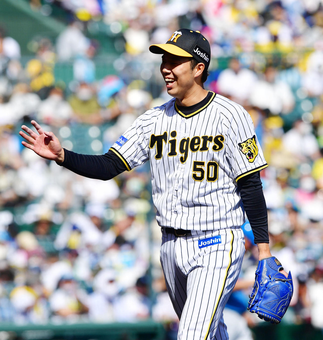 阪神対日本ハム　5回表日本ハム2死一塁、杉浦を空振りの三振に切り笑顔を見せる青柳（撮影・前岡正明）