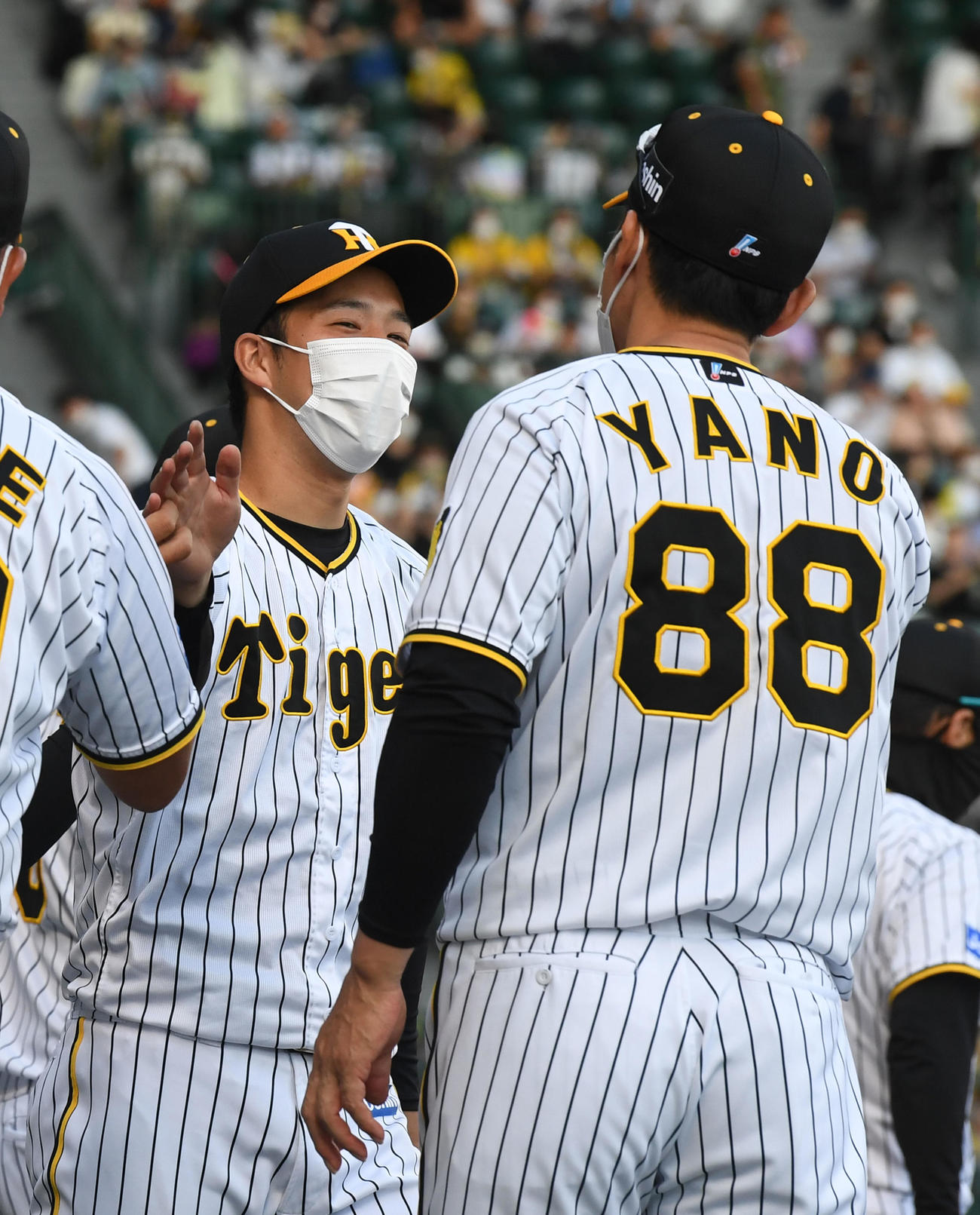 阪神対日本ハム　矢野監督（右）の祝福に笑顔を見せる青柳（撮影・前岡正明）