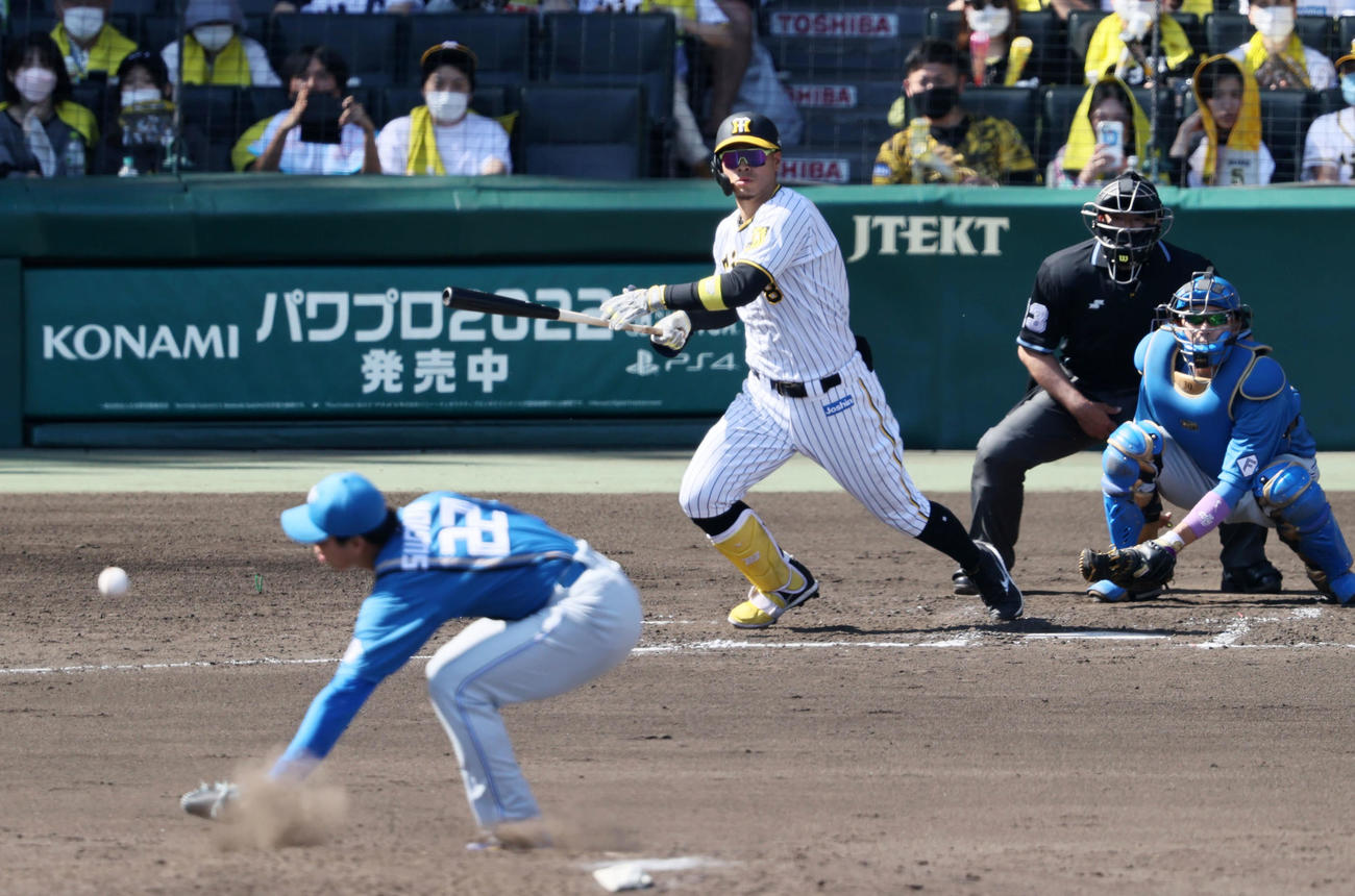 阪神対日本ハム　4回裏阪神2死一塁、佐藤輝は中前打を放つ。投手は杉浦（撮影・加藤哉）