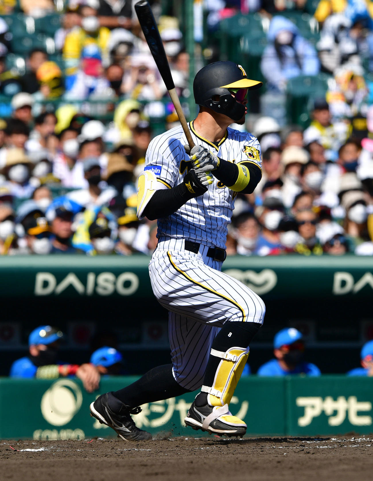 阪神対日本ハム　4回裏阪神2死一塁、佐藤輝は中前打を放つ（撮影・前岡正明）