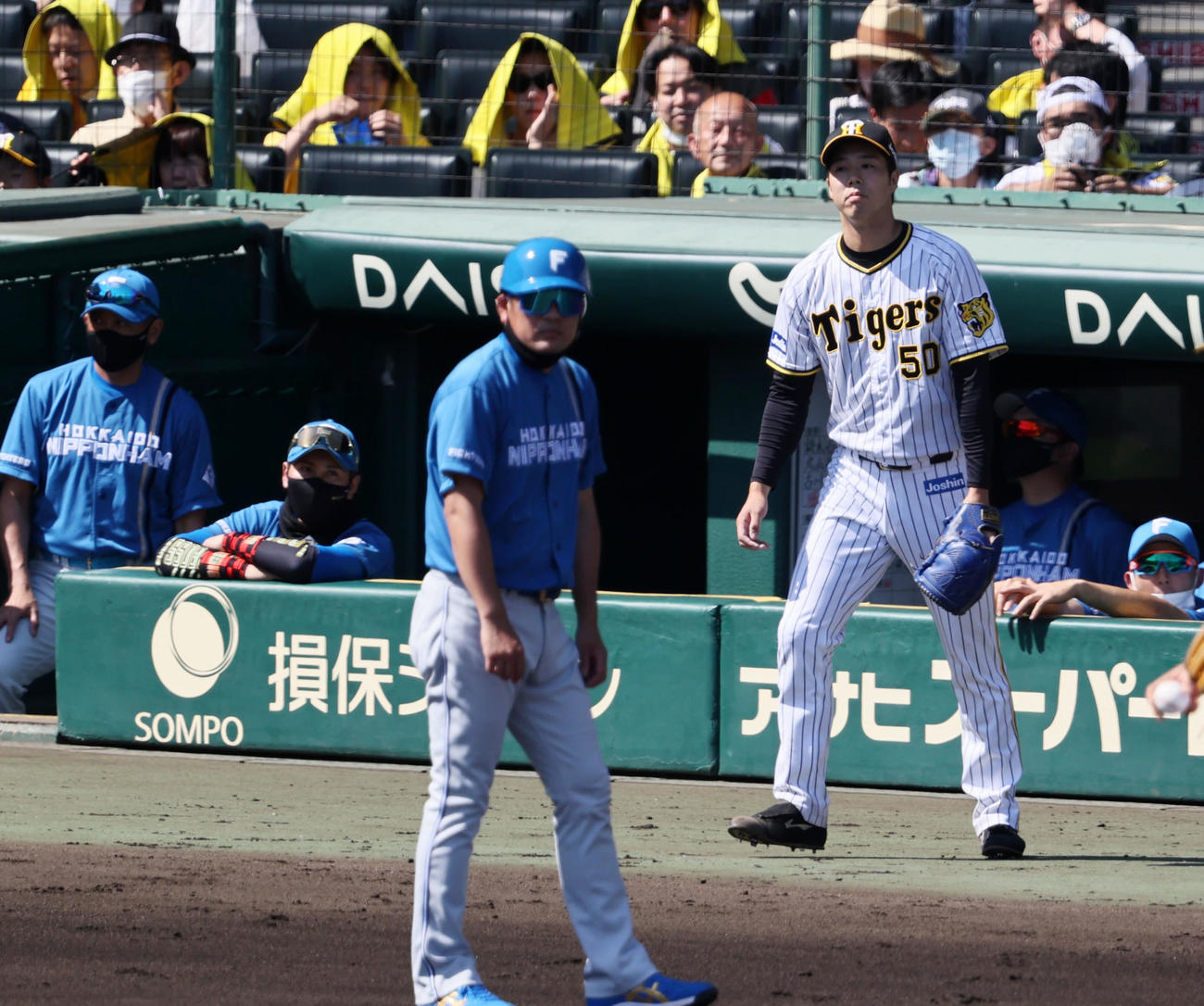阪神対日本ハム　4回表日本ハム1死二塁、青柳は野村の中飛で三塁の日本ハムベンチ前までカバーに入る。左から2人目は新庄監督（撮影・加藤哉）