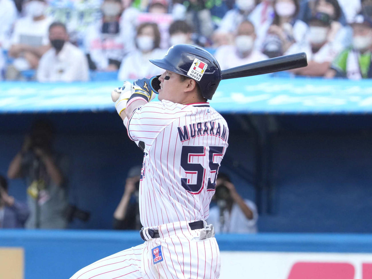 ヤクルト対西武　6回裏ヤクルト1死三塁、村上は中越えに逆転2点本塁打を放つ（撮影・小沢裕）