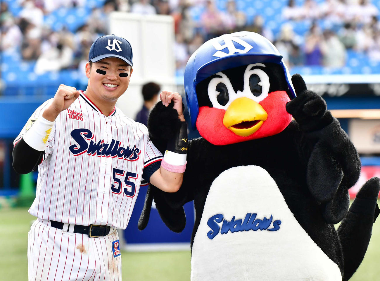 ヤクルト対西武　ヒーローインタビューを終えつば九郎（右）とガッツポーズするヤクルト村上（撮影・小沢裕）
