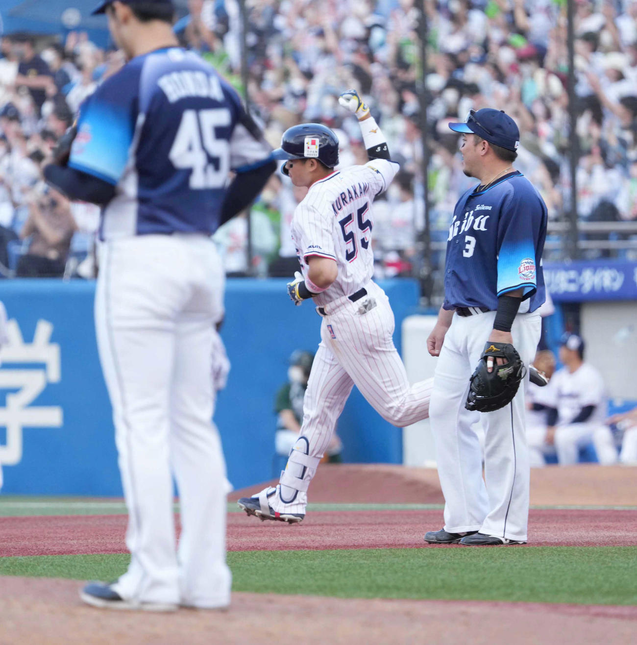 6回裏ヤクルト1死三塁、村上は西武2番手で登板した本田（左）から中越えに逆転2点本塁打を放ちガッツポーズ（撮影・小沢裕）