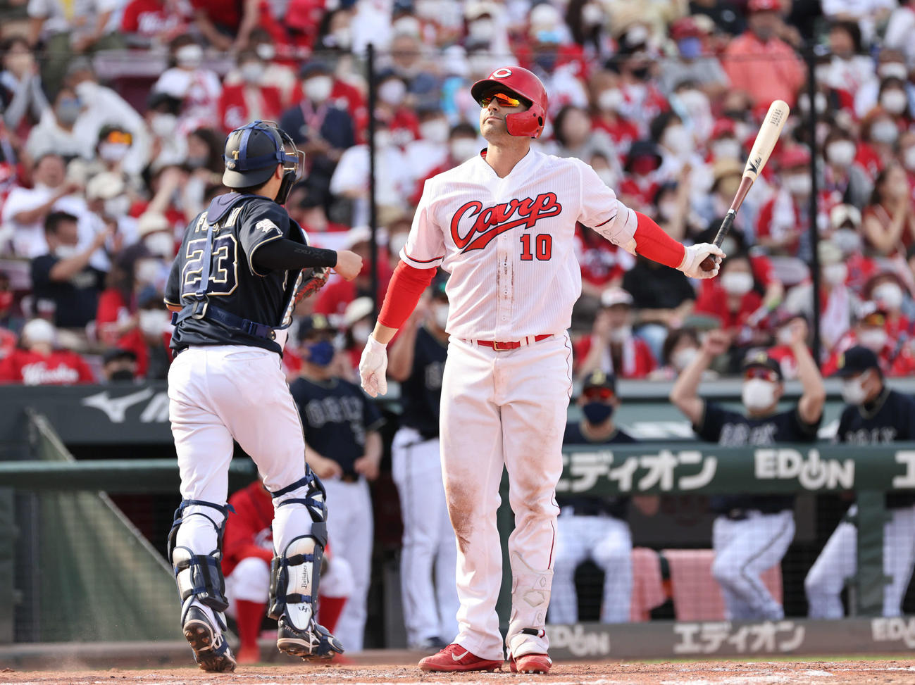 交流戦広島対オリックス　8回裏広島2死二,三塁、マクブルームは三振（撮影・加藤孝規）