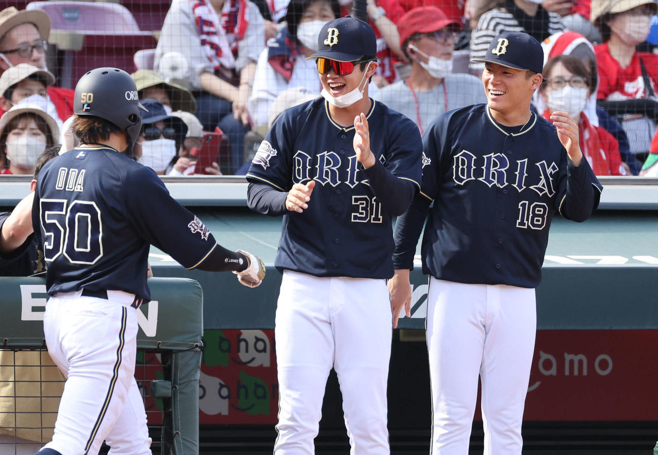 交流戦広島対オリックス　8回表オリックス2死一、二塁、T－岡田の勝ち越し中前適時打で生還した小田を迎える山本（右）ら（撮影・加藤孝規）