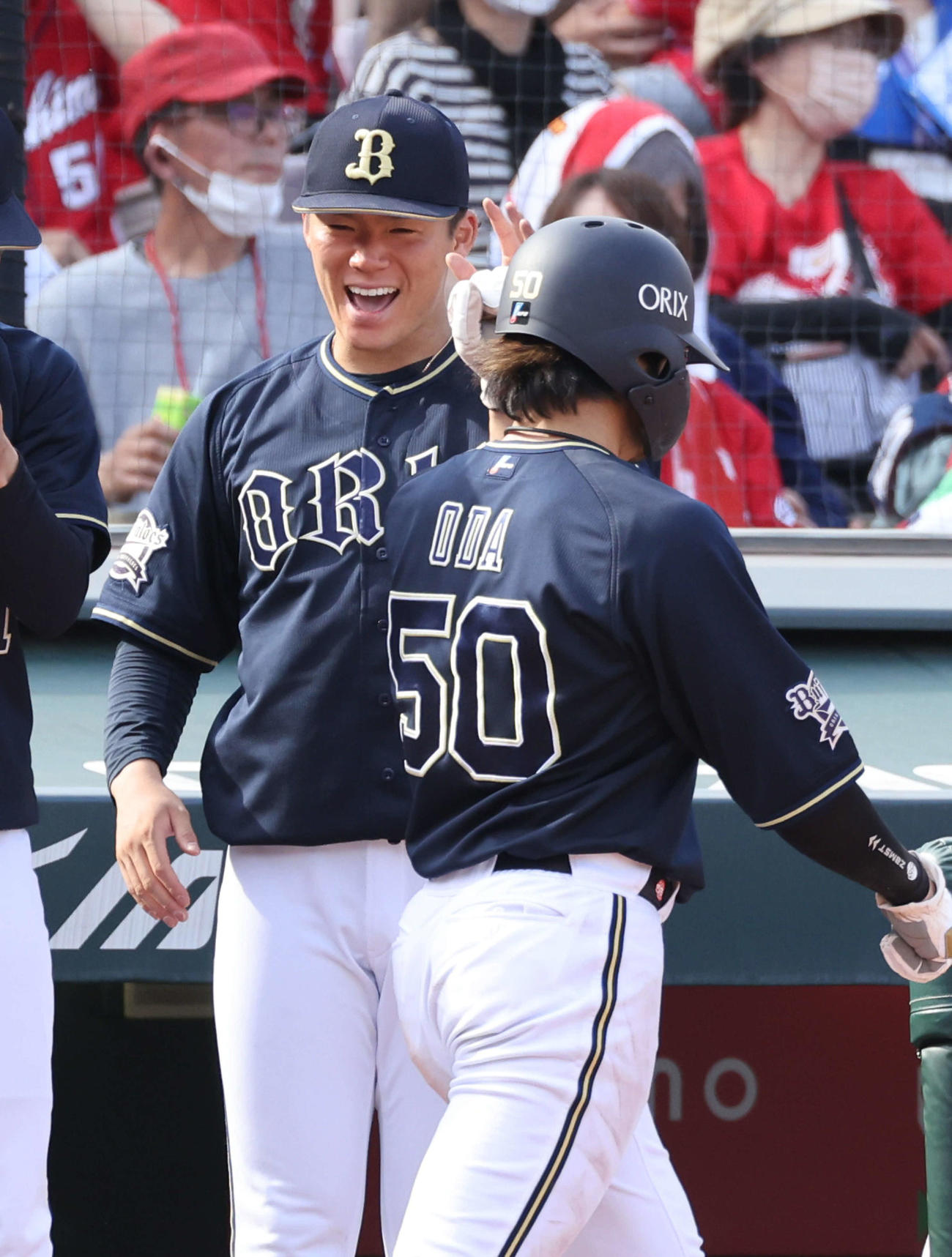 広島対オリックス　8回表オリックス2死一、二塁、T－岡田の勝ち越し適時打で生還した小田を迎える山本（左）（撮影・加藤孝規）