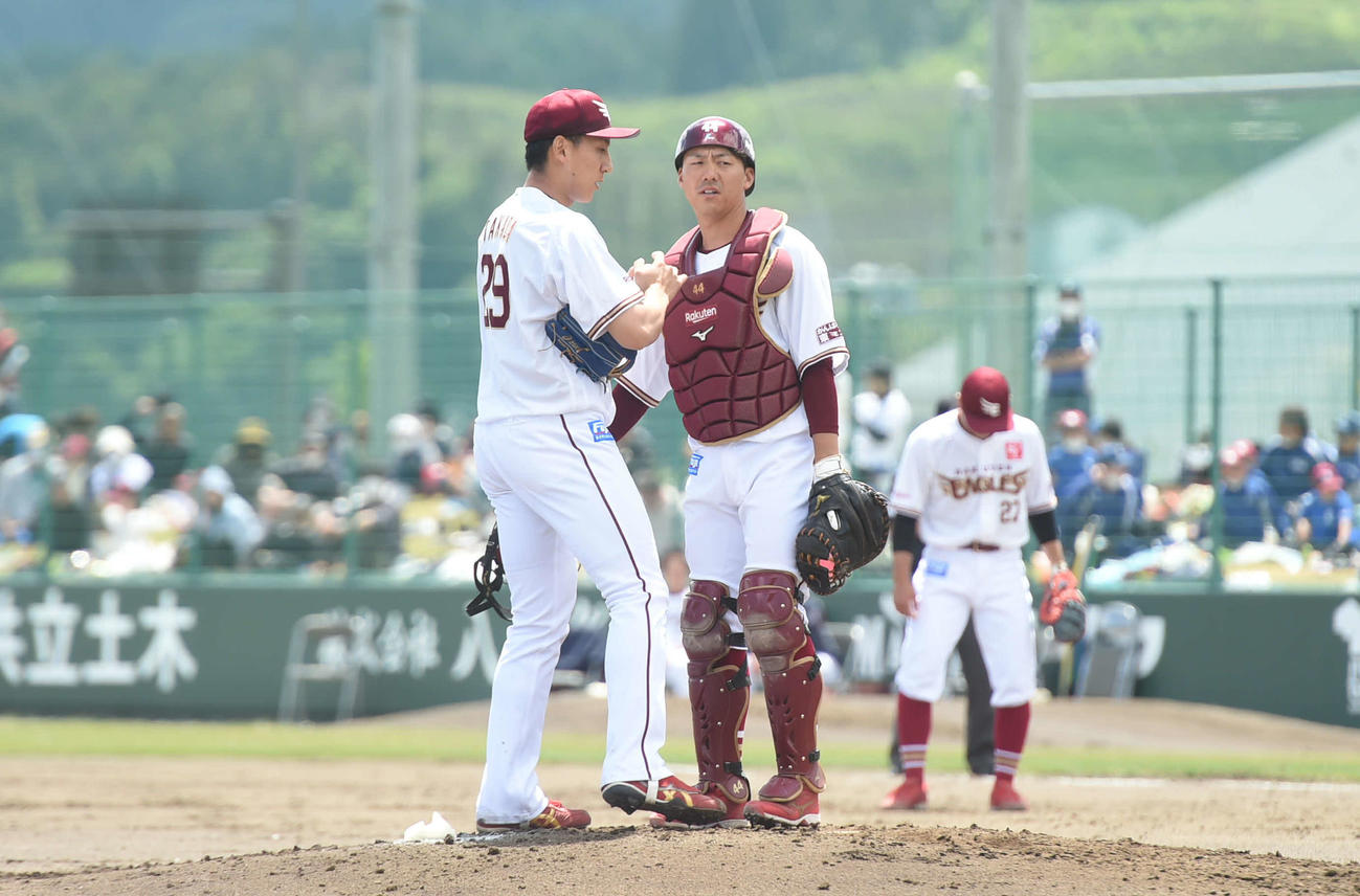 3回、先発の高田孝（左）を激励する田中貴
