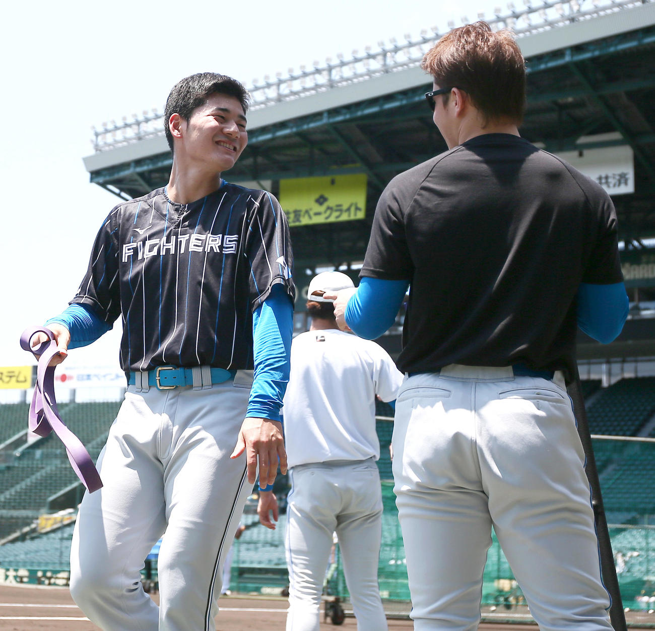 阪神対日本ハム　試合前、日本ハム吉田（手前）談笑する日本ハム清宮（撮影・上山淳一）