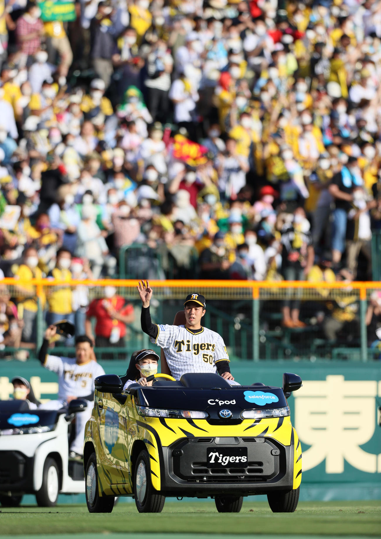 阪神対日本ハム　ファンの歓声に手を振って応える阪神青柳（手前）と大山（撮影・上山淳一）