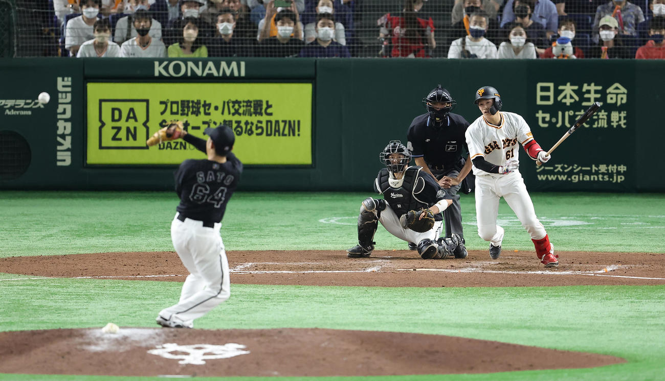 巨人対ロッテ　7回裏巨人1死二、三塁、増田陸は中前適時打を放つ。投手佐藤奨（撮影・足立雅史）