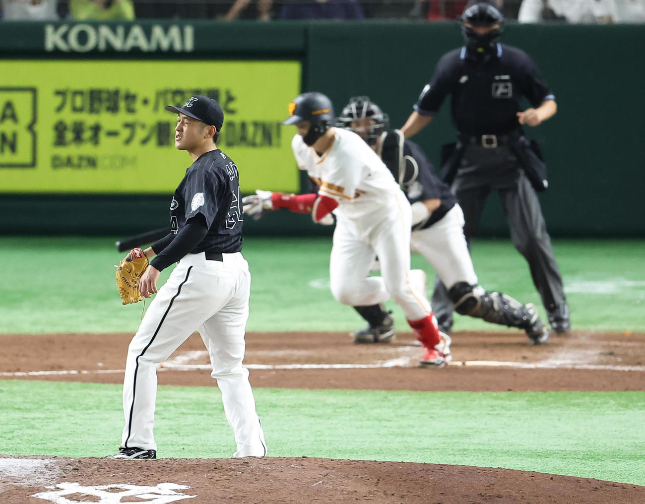 巨人対ロッテ　7回裏巨人1死二、三塁、増田陸（後方）に中前適時打を許す佐藤奨（撮影・足立雅史）