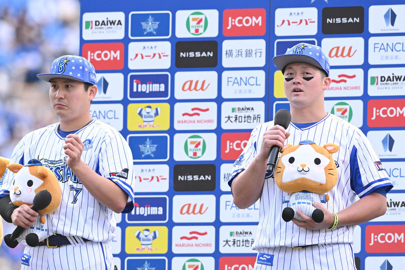 DeNA対楽天　試合後、ヒーローインタビューを受けるDeNA牧（右）と佐野（撮影・滝沢徹郎）