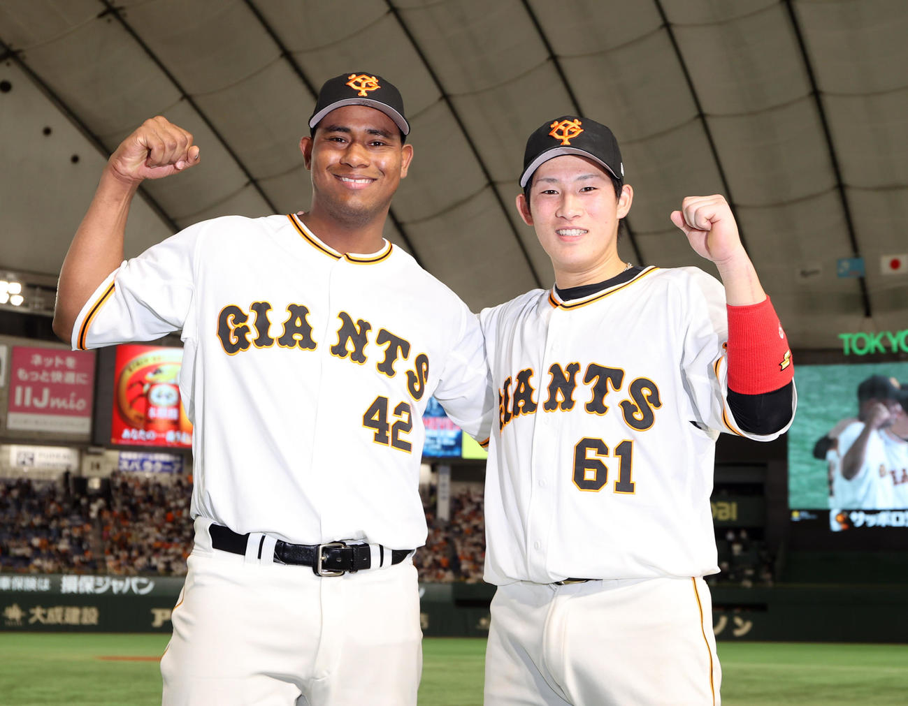 巨人対ロッテ　ヒーローインタビュー後、記念撮影するメルセデス（左）と増田陸（撮影・狩俣裕三）