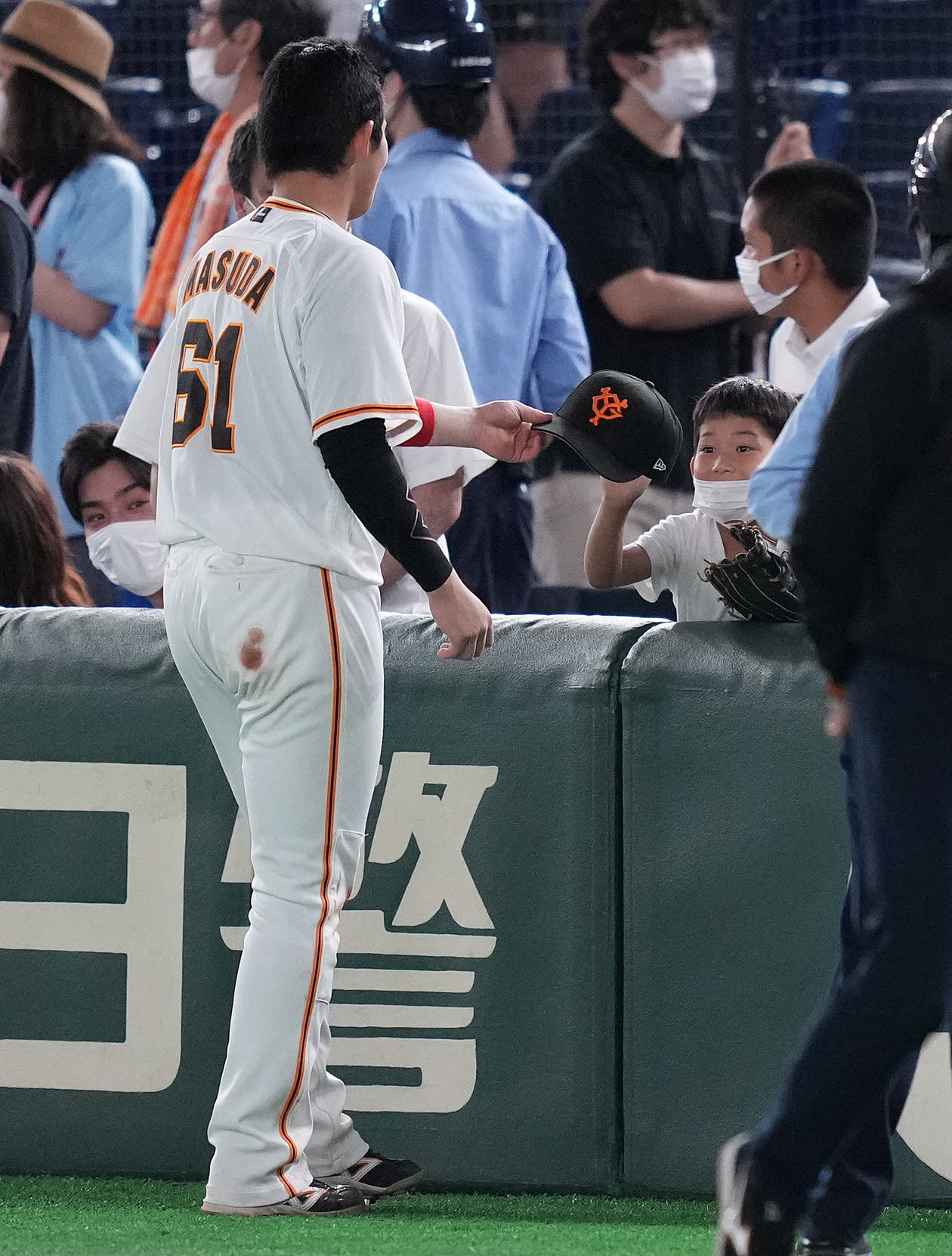 巨人対ロッテ　ヒーローインタビュー後、少年に自らがかぶっていた帽子をプレゼントする巨人増田陸（撮影・鈴木みどり）