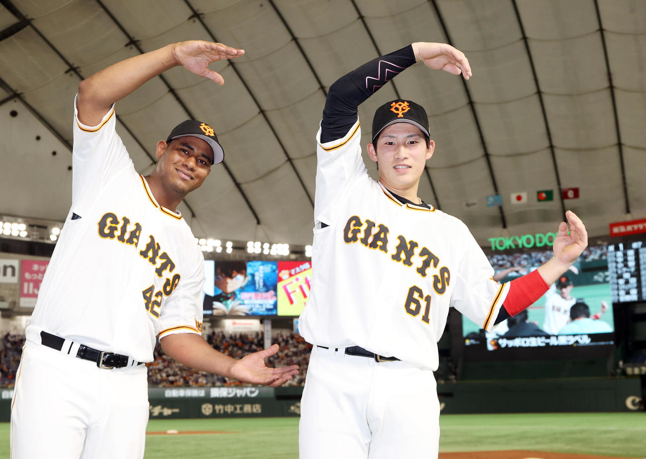 巨人対ロッテ　ヒーローインタビュー後、C．C．ポーズを決めるメルセデス（左）と増田陸（撮影・狩俣裕三）